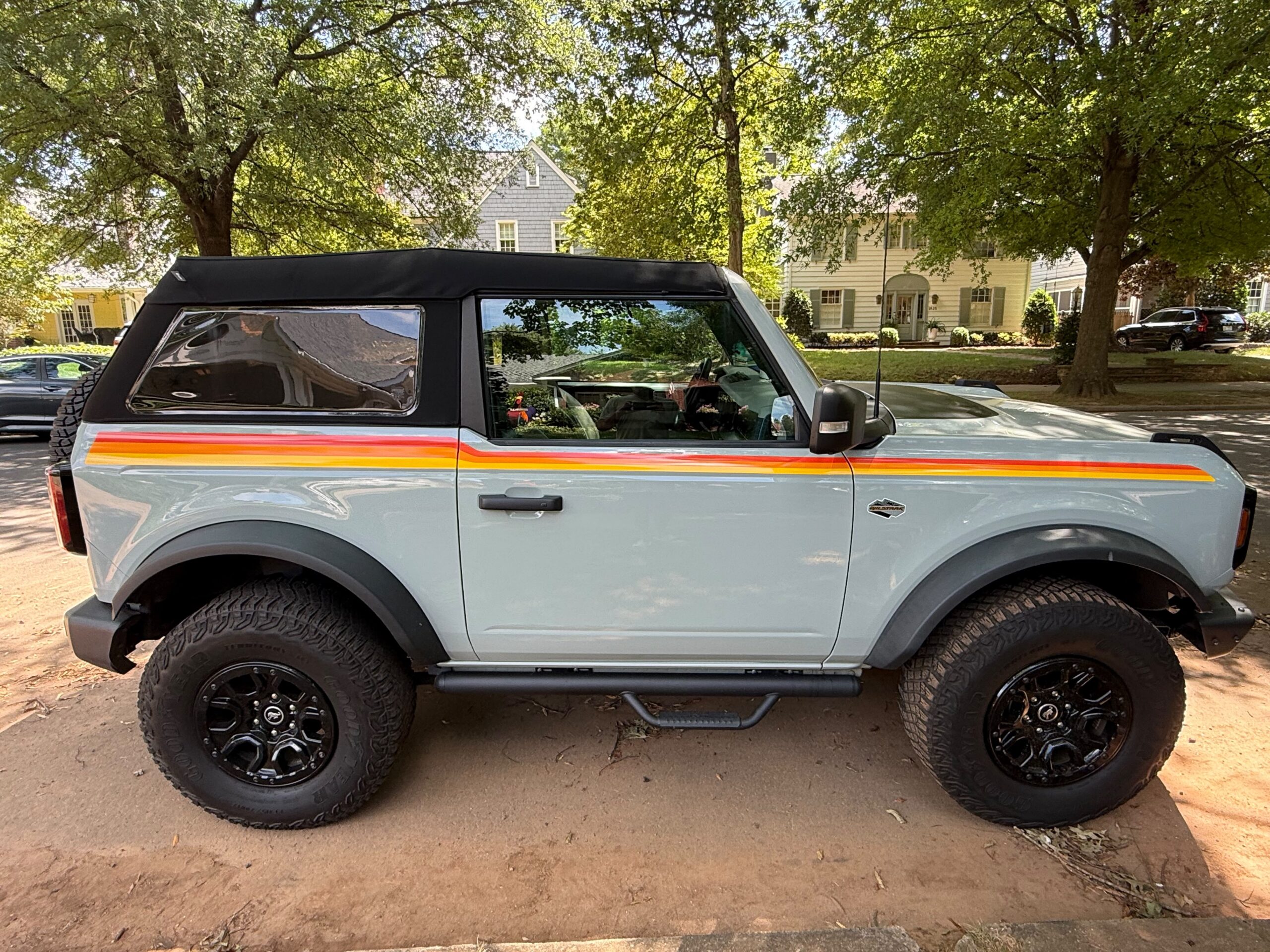 SmartSwans Bronco vehicle graphics and custom vehicle stripe project